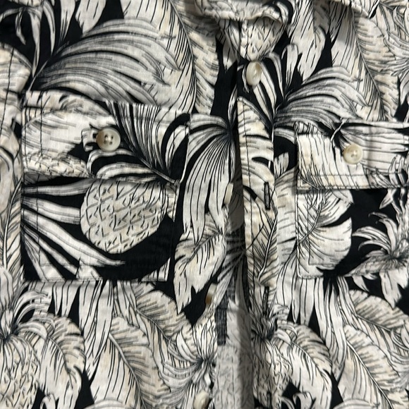 Old navy floral button down - Picture 2 of 3